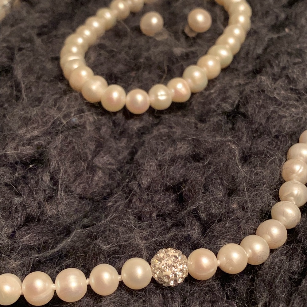 Pearl necklace, bracelet, and stud earring set.